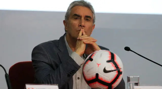 Juan Carlos Oblitas aclarará si Ricardo Gareca continúa en la selección. Juan Carlos Oblitas aclarará si Ricardo Gareca continúa en la selección.