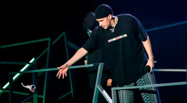 Bad Bunny tuvo que aparecer en los AMAs 2020 desde su hogar, tras cancelar la presentación en vivo que tenía prevista junto a Jhay Cortez. Bad Bunny tuvo que aparecer en los AMAs 2020 desde su hogar, tras cancelar la presentación en vivo que tenía prevista junto a Jhay Cortez.