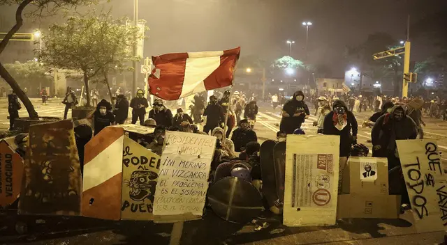 Los enfrentamientos entre manifestantes y policías se realizaron en la avenida Abancay con el cruce de Nicolás de Piérola.