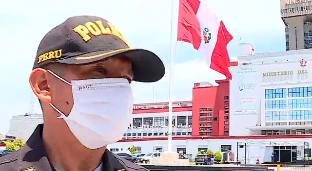 No se lo esperaba. Policía contó que vio llorando a los jóvenes manifestantes que llegaron hacia él de forma pacífica y niega haber armado la fotografía para causar buena imagen de la Institución. No se lo esperaba. Policía contó que vio llorando a los jóvenes manifestantes que llegaron hacia él de forma pacífica y niega haber armado la fotografía para causar buena imagen de la Institución.