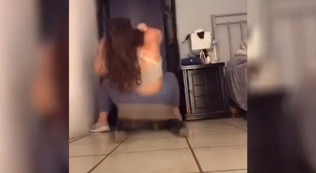 La muchacha nunca se imaginó que su silla terminaría por romperse. La muchacha nunca se imaginó que su silla terminaría por romperse.