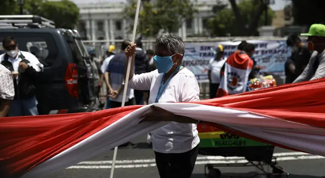 Manifestantes del Sutep y CGTP protestan en los exteriores del Congreso. Manifestantes del Sutep y CGTP protestan en los exteriores del Congreso.