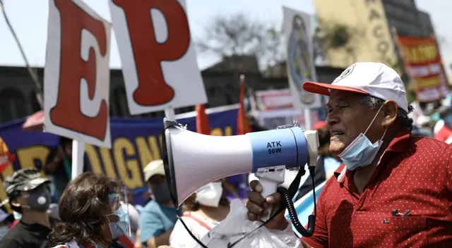 Manifestantes del Sutep y CGTP protestan en los exteriores del Congreso. Manifestantes del Sutep y CGTP protestan en los exteriores del Congreso.