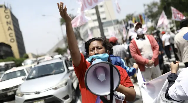 Manifestantes del Sutep y CGTP protestan en los exteriores del Congreso. Manifestantes del Sutep y CGTP protestan en los exteriores del Congreso.