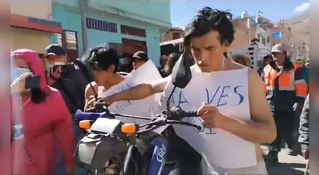 Primos fueron paseados con carteles