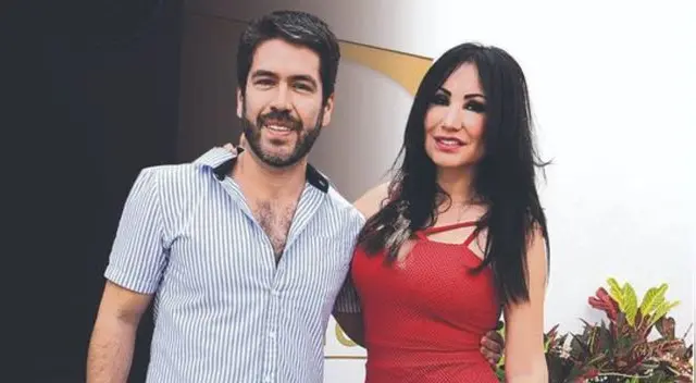 Miguel Bayona llegó al set América Hoy para celebrar tres años junto a Janet Barboza, y llevarle un ramo de rosas. Miguel Bayona llegó al set América Hoy para celebrar tres años junto a Janet Barboza, y llevarle un ramo de rosas.