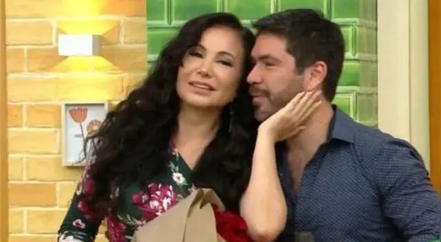 Miguel Bayona llegó al set América Hoy para celebrar tres años junto a Janet Barboza, y llevarle un ramo de rosas. Miguel Bayona llegó al set América Hoy para celebrar tres años junto a Janet Barboza, y llevarle un ramo de rosas.