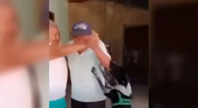 El perrito quiso unirse a la celebración de los ancianos