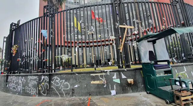 Destruyen altar de héroes del Bicentenario. Destruyen altar de héroes del Bicentenario.