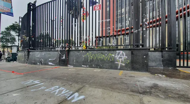Destruyen altar de héroes del Bicentenario. Destruyen altar de héroes del Bicentenario.