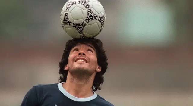 Diego Maradona es recordado por dominar bien el balón. Diego Maradona es recordado por dominar bien el balón.