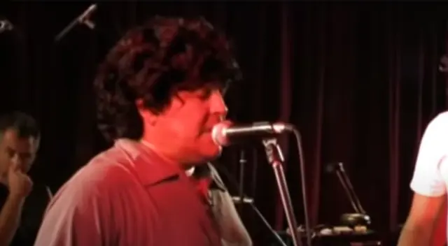 Maradona cantando la canción que le dedicaron tras ganarle a Inglaterra. Maradona cantando la canción que le dedicaron tras ganarle a Inglaterra.