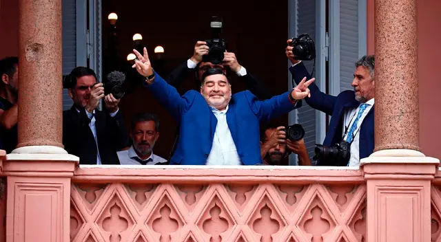 El presidente argentino Alberto Fernández decretó tres días de duelo nacional por la muerte de Diego Maradona a sus 60 años. El presidente argentino Alberto Fernández decretó tres días de duelo nacional por la muerte de Diego Maradona a sus 60 años.