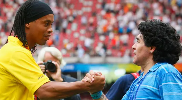Ronaldinho lamenta la muerte de Maradona. Ronaldinho lamenta la muerte de Maradona.