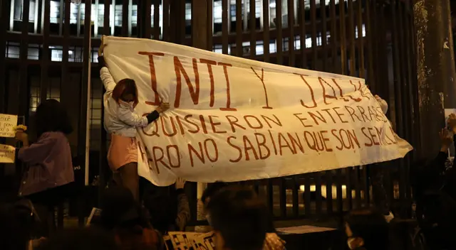 Reconstruyen mural en honor a Inti Sotelo y Bryan Pintado, víctimas de la represión policial.