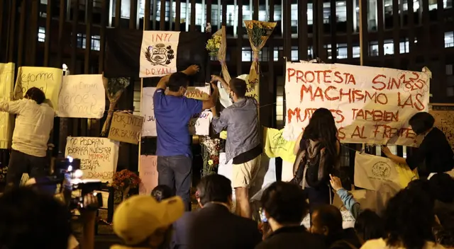 Reconstruyen mural en honor a Inti Sotelo y Bryan Pintado, víctimas de la represión policial.