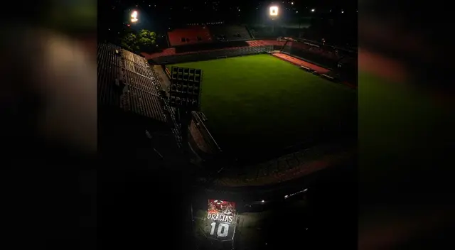 El Marcelo Bielsa se encendió formando el diez en las torres de iluminación que acompañan a la tribuna Maradona.
