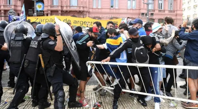 Se generaron disturbios durante velatorio de Diego Maradona.