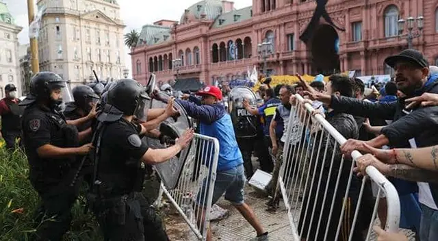 Hinchas ingresan a la fuerza a velorio de Diego Maradona. Hinchas ingresan a la fuerza a velorio de Diego Maradona.