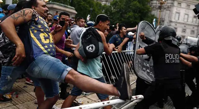 Hinchas ingresan a la fuerza a velorio de Diego Maradona. Hinchas ingresan a la fuerza a velorio de Diego Maradona.