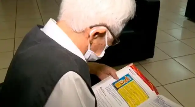 Abuelito de 82 años postula a la carrera de medicina