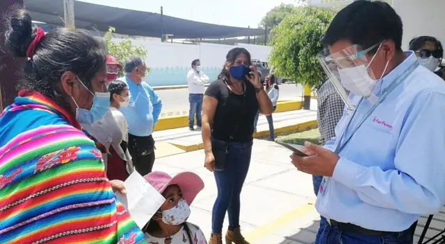 Según lo indicado en la página web oficial del bono Universal, solo 1 persona puede salir beneficiaria y cobrar 760 soles. Si no eres tú, puedes consultar con los otros miembros de tu hogar. Según lo indicado en la página web oficial del bono Universal, solo 1 persona puede salir beneficiaria y cobrar 760 soles. Si no eres tú, puedes consultar con los otros miembros de tu hogar.