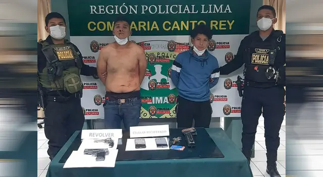 Se les encontró un arma de fuego y una réplica. Se les encontró un arma de fuego y una réplica.