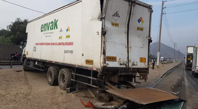 Choque de vehículos en SJL. Choque de vehículos en SJL.