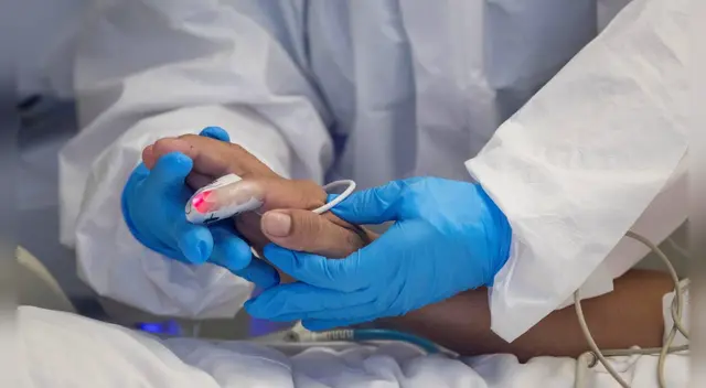 Los familiares señalaron que los médicos no dejaron reconocer el cuerpo de su familia por razones de seguridad sanitaria.