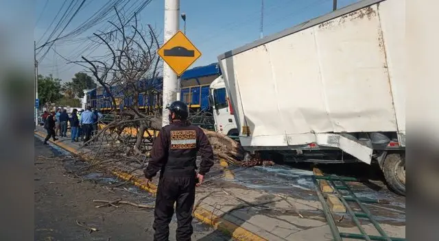 violento choque entre un tren y un camión violento choque entre un tren y un camión