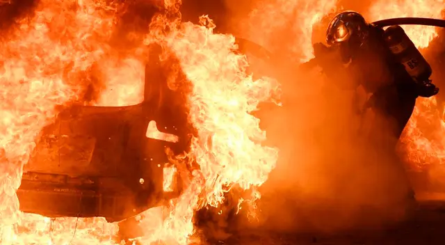 Los bomberos intentan apagar el fuego de un automóvil durante una protesta contra el proyecto de ley de seguridad en París, Francia. Los bomberos intentan apagar el fuego de un automóvil durante una protesta contra el proyecto de ley de seguridad en París, Francia.