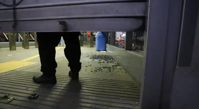 Enfrentamientos entre hinchas y PNP dejó varios destrozos en el Metropolitano.