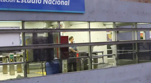 Enfrentamientos entre hinchas y PNP dejó varios destrozos en el Metropolitano.