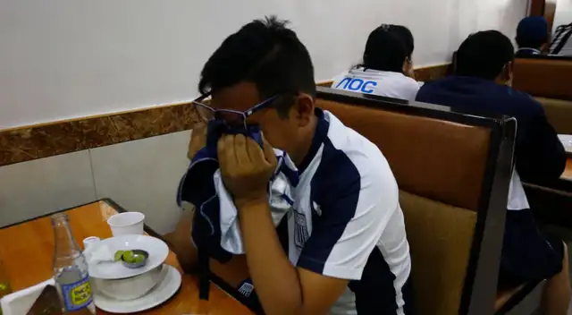 Cientos de hinchas lamentaron la derrota de Alianza Lima. Cientos de hinchas lamentaron la derrota de Alianza Lima.