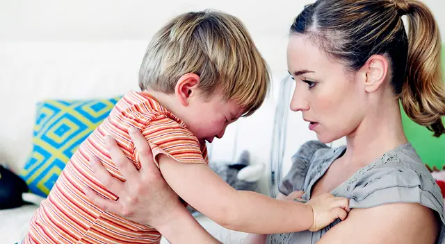 Ante una rabieta mantente firme. Tú debes controlar la situación.