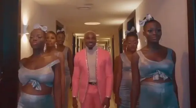 Magnate fue a boda con sus seis esposas embarazadas