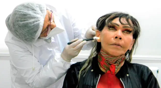 La Tigresa del Oriente sufre porque no puede escuchar bien y eso le afecta en su trabajo y su vida personal. La Tigresa del Oriente sufre porque no puede escuchar bien y eso le afecta en su trabajo y su vida personal.