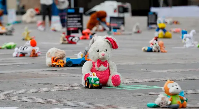 Instalación de muñecos en la Plaza Bolívar que hacen parte de una protesta realizada por la campaña.