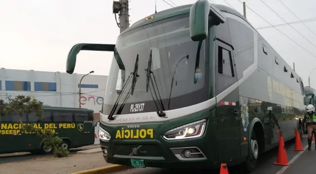 La Policía Nacional envió vehículos de apoyo a las estaciones principales del servicio del Metropolitano para apoyar en el traslado de miles de ciudadanos.