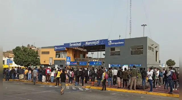 Se generaron largas colas en la estación Naranjal tras la suspensión del servicio de tres concesionarios del Metropolitnao.