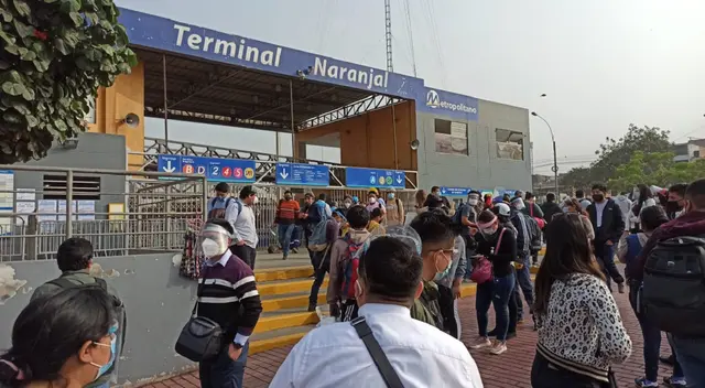 Caos y largas colas en la estación Naranjal. Los buses de la PNP no logran cubrir la demanda de los usuarios.