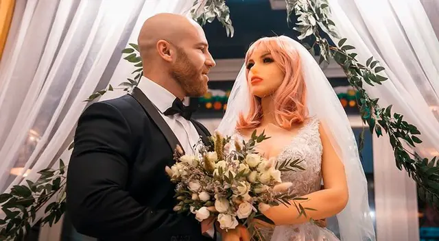 Yuri Tolochko se comprometió con su muñeca de silicona en 2019. Yuri Tolochko se comprometió con su muñeca de silicona en 2019.