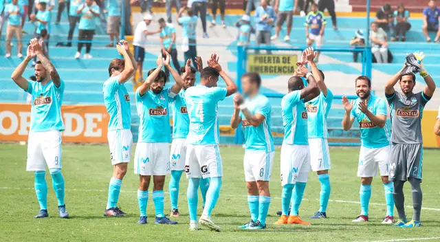 Jugador de Sporting Cristal es captado en fiesta durante pandemia.