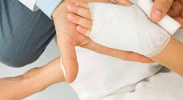 Madre quemó los antebrazos de su hija porque hizo una travesura Madre quemó los antebrazos de su hija porque hizo una travesura