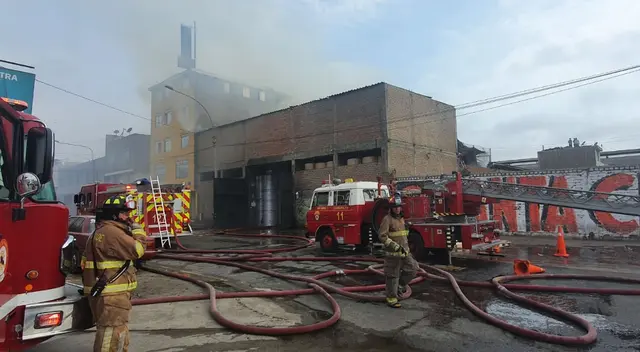 Siete unidades de bomberos llegaron al lugar para controlar el fuego.