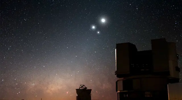 Venus y Júpiter junto con la Luna sobre el observatorio del Very Large Telescope (VLT) de ESO en Paranal, Chile. Venus y Júpiter junto con la Luna sobre el observatorio del Very Large Telescope (VLT) de ESO en Paranal, Chile.