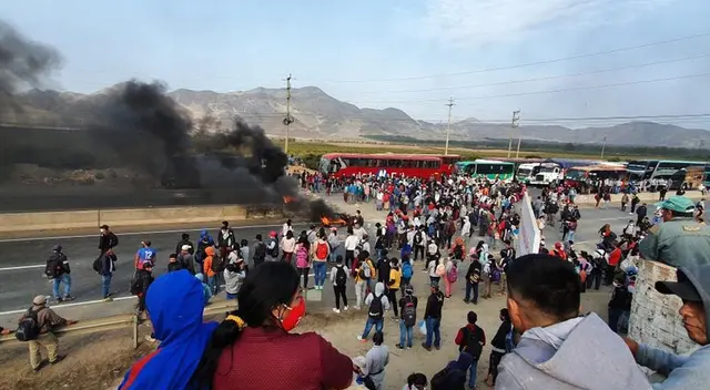 Trabajadores agrarios bloquean la Panamericana Norte en La Libertad.