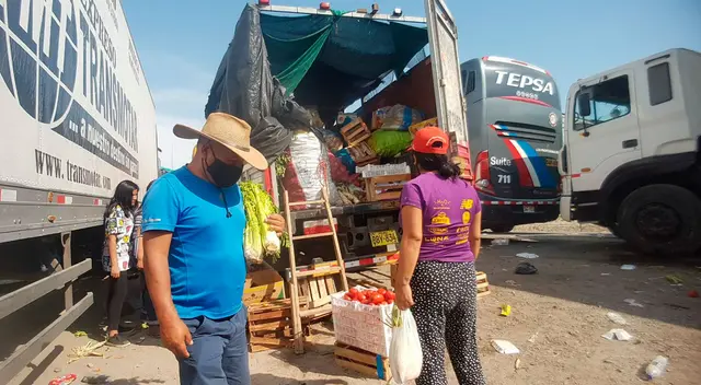 En el cuarto día de protestas, varios comerciantes denuncian desabastecimiento de sus productos debido a que buses y camiones se han quedado varados en la carretera.