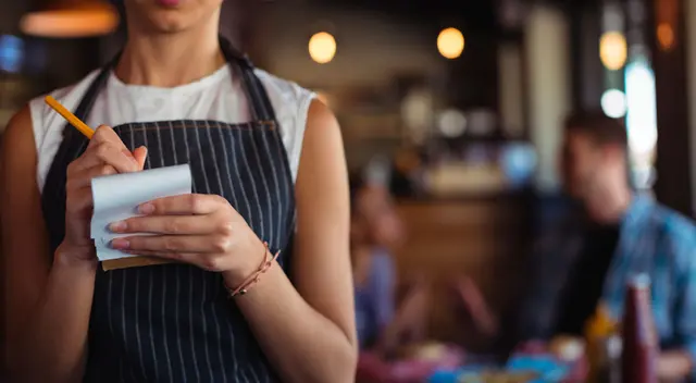 Mesera recibe propina de dos mil dólares y los dueños del restaurante se niegan a dárselo