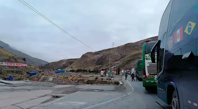Muchos ciudadanos quedaron varados en la Orya y decidieron caminar para evitar crear focos de contagio del coronavirus en plena carretera.